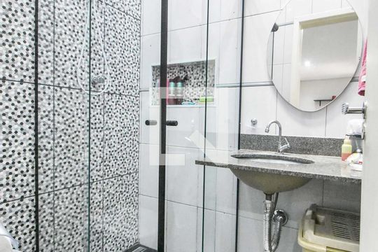 Banheiro Suíte 01 de casa à venda com 3 quartos, 100m² em Jardim Aeroporto, São Paulo