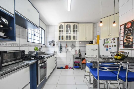 Cozinha  de casa à venda com 3 quartos, 100m² em Jardim Aeroporto, São Paulo