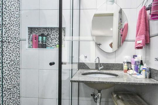 Banheiro Suíte 01 de casa à venda com 3 quartos, 100m² em Jardim Aeroporto, São Paulo