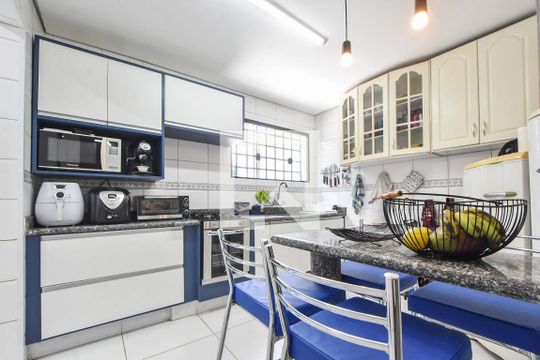 Cozinha  de casa à venda com 3 quartos, 100m² em Jardim Aeroporto, São Paulo