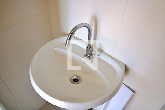 Banheiro de apartamento para alugar com 2 quartos, 32m² em Parque Munhoz, São Paulo