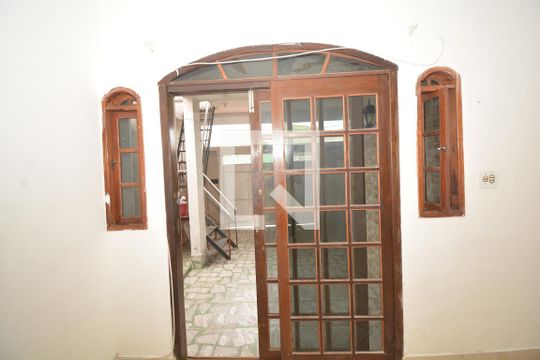 Sala de casa para alugar com 2 quartos, 60m² em Marechal Hermes, Rio de Janeiro