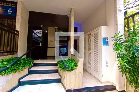 Fachada com cartaz QA de apartamento à venda com 3 quartos, 127m² em Ipanema, Rio de Janeiro