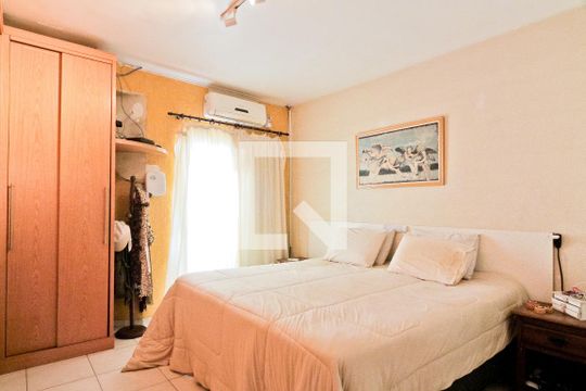 Suíte de casa à venda com 3 quartos, 220m² em Vila América, São Paulo
