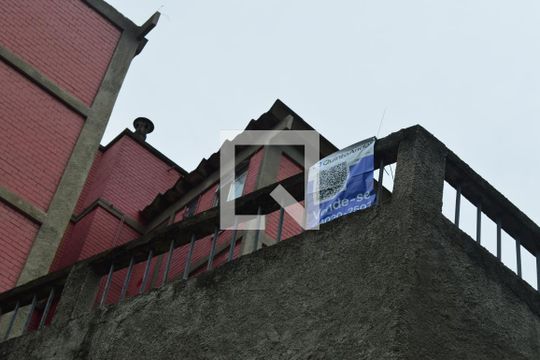 Plaquinha instalada na fachada do condomínio de apartamento à venda com 2 quartos, 60m² em Taquara, Rio de Janeiro