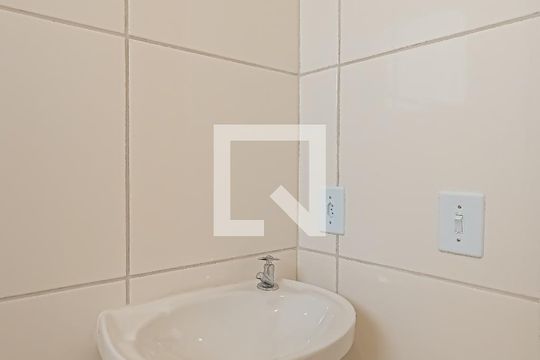 Banheiro de apartamento para alugar com 2 quartos, 50m² em Jardim São Domingos, Guarulhos