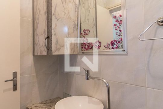 Lavabo de casa de condomínio para alugar com 3 quartos, 110m² em Parque Fongaro, São Paulo