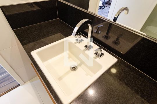Banheiro Social de kitnet/studio à venda com 1 quarto, 17m² em Vila Clementino, São Paulo