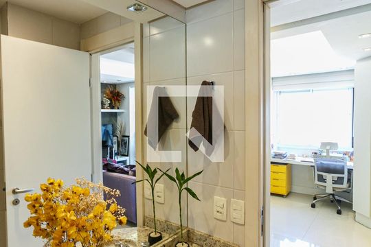 Banheiro de apartamento à venda com 2 quartos, 65m² em Vila Ipiranga, Porto Alegre