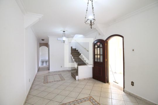 Casa para alugar com 4 quartos, 250m² em Jardim Cotinha, São Paulo