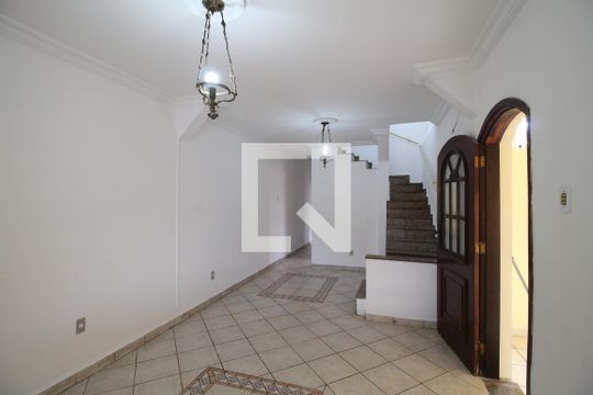 Sala de casa para alugar com 4 quartos, 250m² em Jardim Cotinha, São Paulo