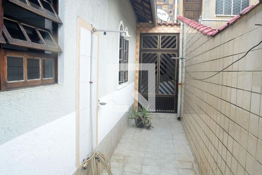 Corredor de casa para alugar com 3 quartos, 164m² em Parque São Vicente, São Vicente