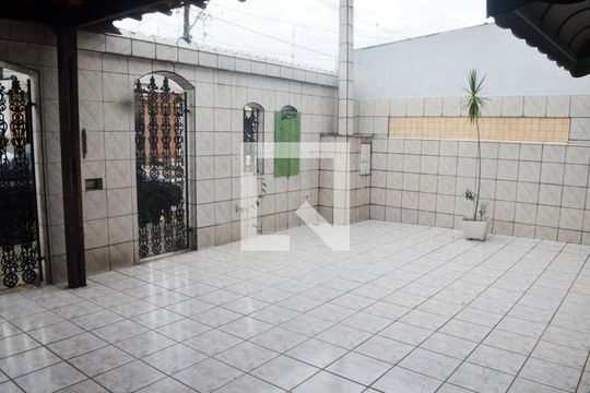 Quintal de casa para alugar com 3 quartos, 164m² em Parque São Vicente, São Vicente