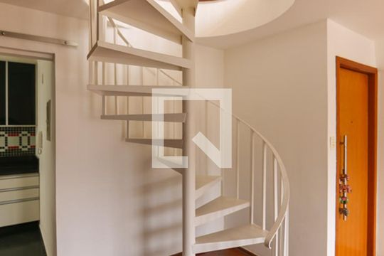 Escada de apartamento à venda com 4 quartos, 140m² em Jardim Londrina, São Paulo