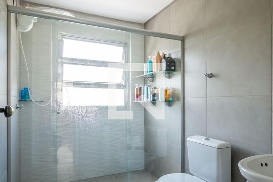 Banheiro de apartamento à venda com 2 quartos, 121m² em Medianeira, Porto Alegre
