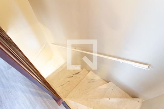 Escadas de casa para alugar com 3 quartos, 196m² em Planalto Paulista, São Paulo