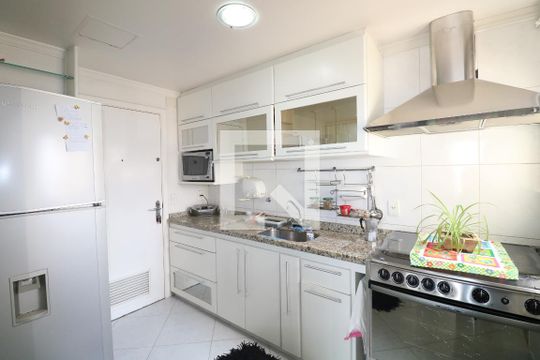 Cozinha de apartamento para alugar com 2 quartos, 130m² em Vila Romana, São Paulo