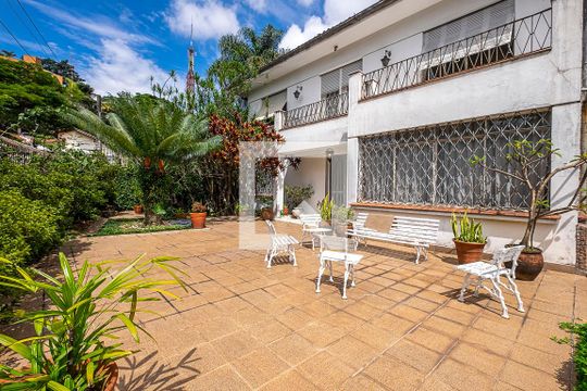 Quintal - Frente de casa para alugar com 3 quartos, 600m² em Sumaré, São Paulo
