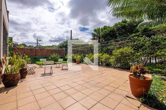 Quintal - Frente de casa para alugar com 3 quartos, 600m² em Sumaré, São Paulo