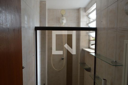 Banheiro de apartamento para alugar com 1 quarto, 45m² em Pechincha, Rio de Janeiro