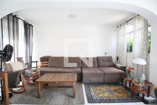 Casa à venda com 4 quartos, 450m² em Jardim Leonor, São Paulo