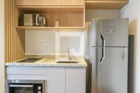 Cozinha de apartamento para alugar com 1 quarto, 23m² em Jardim das Acacias, São Paulo