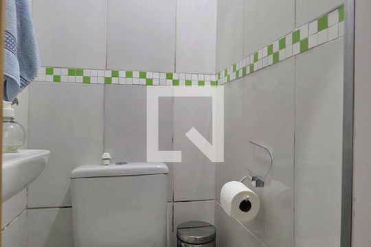 Banheiro 2 de casa à venda com 2 quartos, 100m² em Santa Teresinha, Santo André