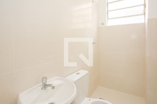 Banheiro de apartamento à venda com 2 quartos, 60m² em Navegantes, Porto Alegre