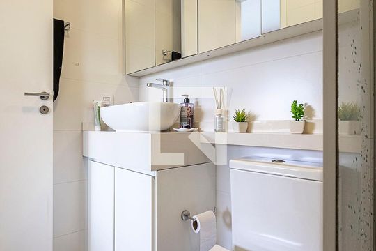 Banheiro de kitnet/studio para alugar com 1 quarto, 34m² em Pinheiros, São Paulo