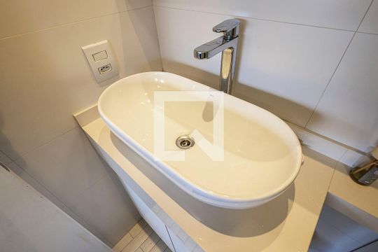Banheiro de kitnet/studio para alugar com 1 quarto, 34m² em Pinheiros, São Paulo
