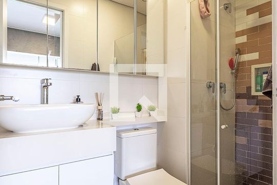 Banheiro de kitnet/studio para alugar com 1 quarto, 34m² em Pinheiros, São Paulo