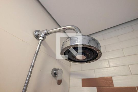 Banheiro de kitnet/studio para alugar com 1 quarto, 34m² em Pinheiros, São Paulo