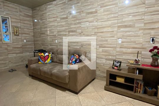 Sala de casa à venda com 2 quartos, 150m² em Rubem Berta, Porto Alegre
