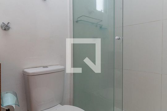 Banheiro de apartamento à venda com 1 quarto, 48m² em Vila Jardim, Porto Alegre