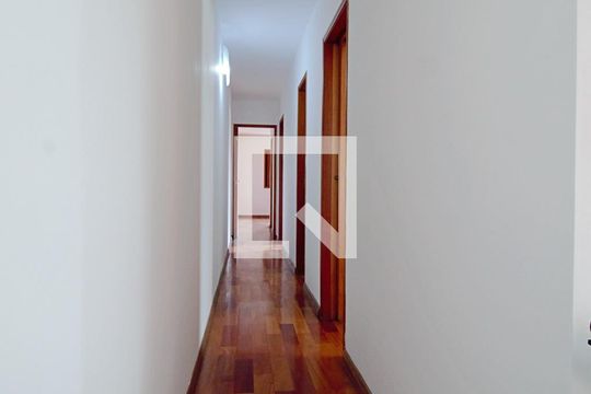 Corredor  de casa à venda com 4 quartos, 160m² em Jardim Londrina, São Paulo