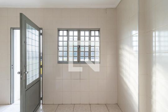 Vista da Sala de Estar de casa para alugar com 2 quartos, 150m² em Parque Peruche, São Paulo