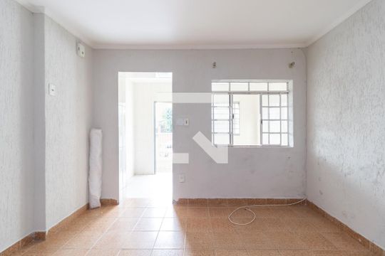 Sala de Estar de casa para alugar com 2 quartos, 150m² em Parque Peruche, São Paulo
