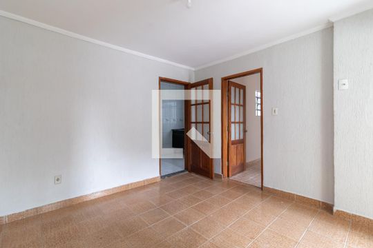 Sala de Estar de casa para alugar com 2 quartos, 150m² em Parque Peruche, São Paulo
