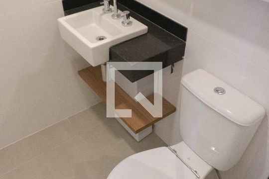 Banheiro de kitnet/studio para alugar com 1 quarto, 25m² em Consolação, São Paulo