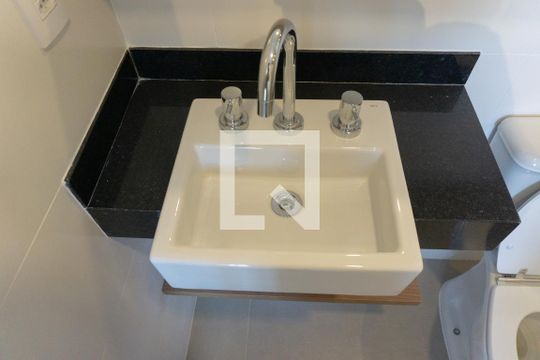 Banheiro de kitnet/studio para alugar com 1 quarto, 25m² em Consolação, São Paulo