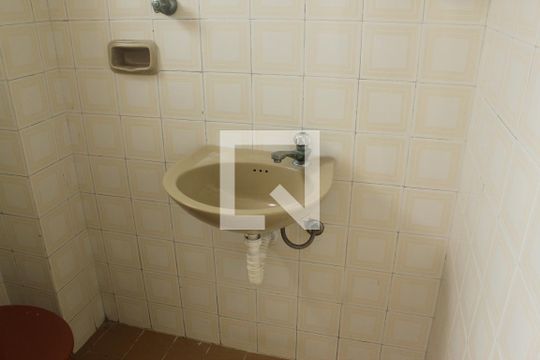 Banheiro de serviço de apartamento à venda com 3 quartos, 99m² em Veleiros, São Paulo