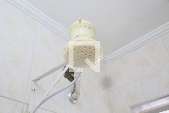 Banheiro de kitnet/studio para alugar com 1 quarto, 41m² em Nova Mirim, Praia Grande