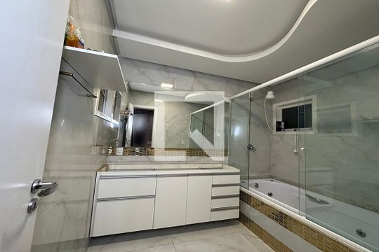 Banheiro de casa à venda com 3 quartos, 180m² em Centro, São Leopoldo