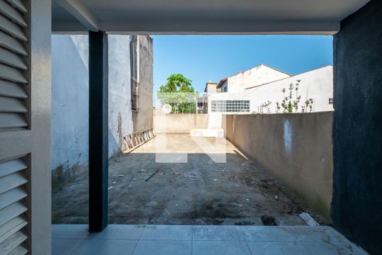 Quintal de casa à venda com 3 quartos, 110m² em Campo Novo, Porto Alegre