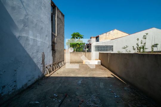 Quintal de casa à venda com 3 quartos, 110m² em Campo Novo, Porto Alegre