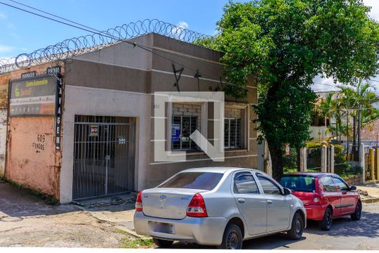Fachada de casa à venda com 3 quartos, 468m² em Medianeira, Porto Alegre