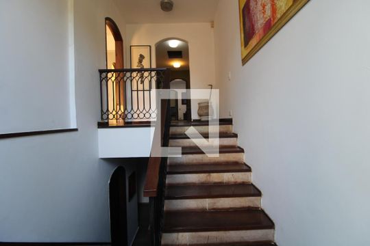 Escada - entrada de apartamento para alugar com 1 quarto, 62m² em Interlagos, São Paulo