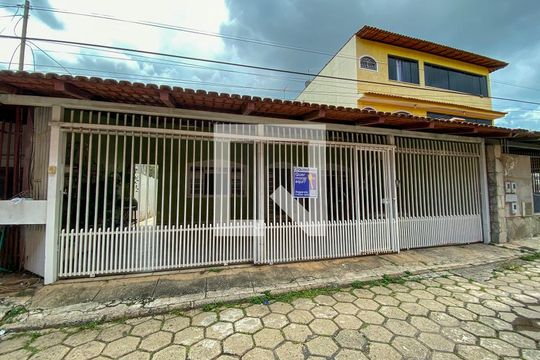Fachada de casa para alugar com 3 quartos, 200m² em Guará I, Brasília