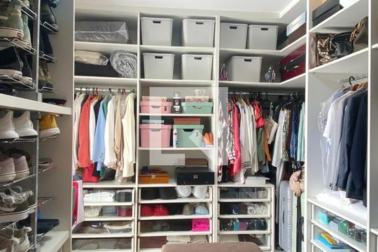 Closet da suíte 1 de casa de condomínio à venda com 5 quartos, 361m² em Alphaville, Santana de Parnaíba