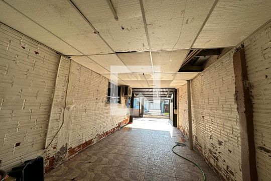 Garagem de casa à venda com 2 quartos, 352m² em Santos Dumont, São Leopoldo